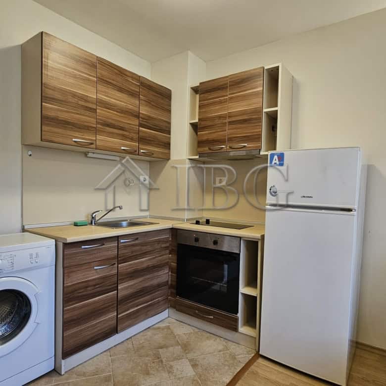Cozy 1-bedroom apartment with park views in Sveti Vlas, featuring a compact kitchen and modern appli.