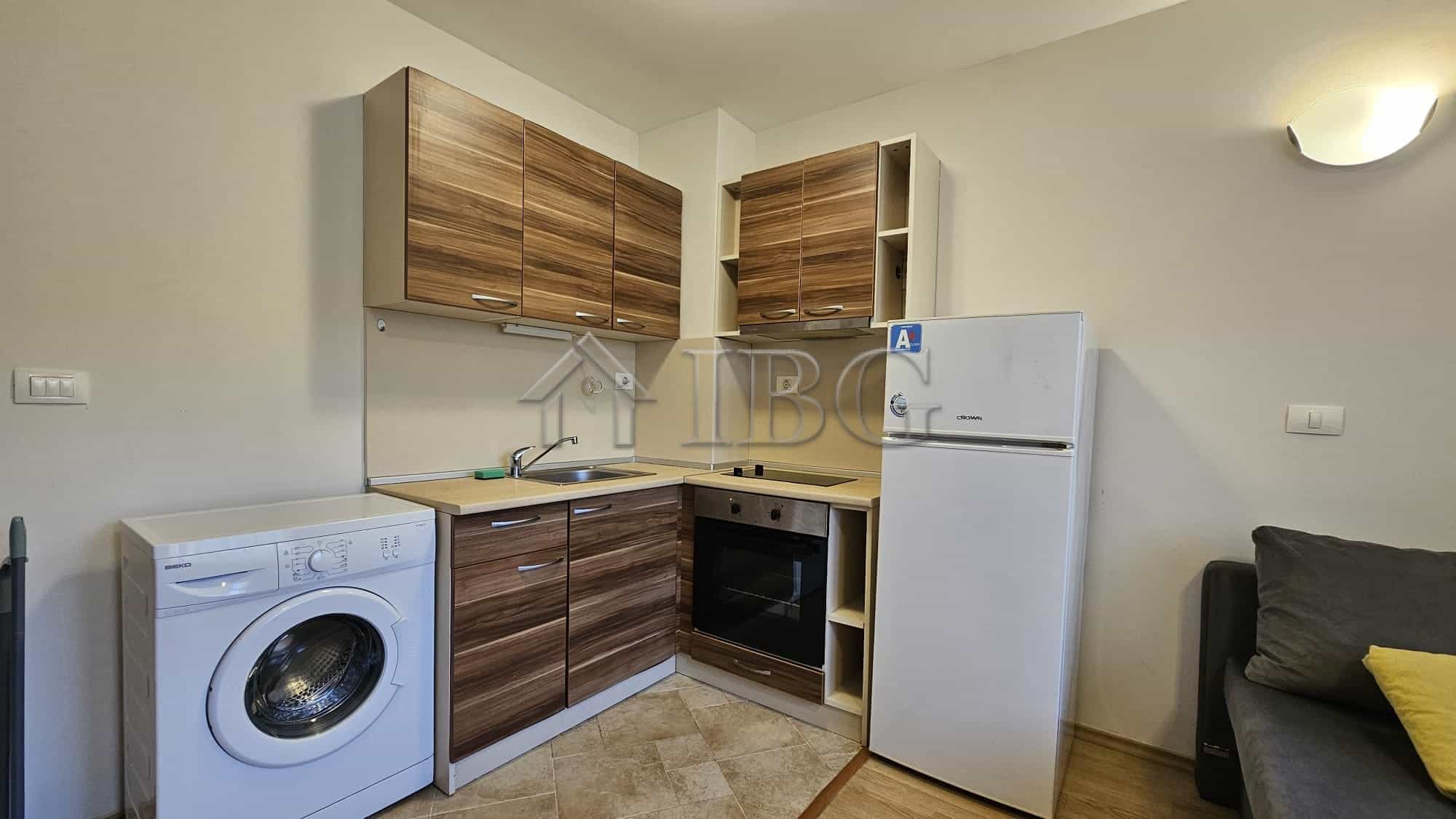 Cozy 1-bedroom apartment with park views in Sveti Vlas, featuring a compact kitchen and modern appli.
