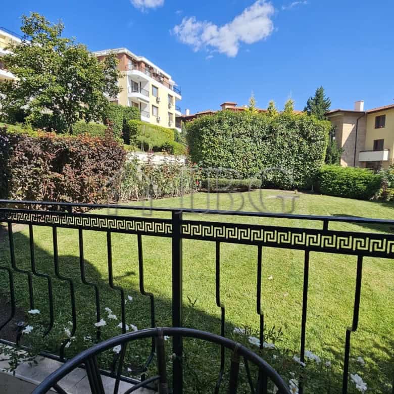 Bright 1-bedroom apartment overlooking lush park greenery in Sveti Vlas. Perfect for relaxing and en.