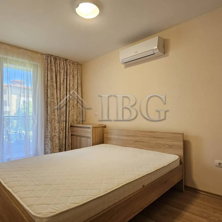 Comfortable 1-bedroom apartment overlooking a lush park in Sveti Vlas. Modern furnishings and bright.