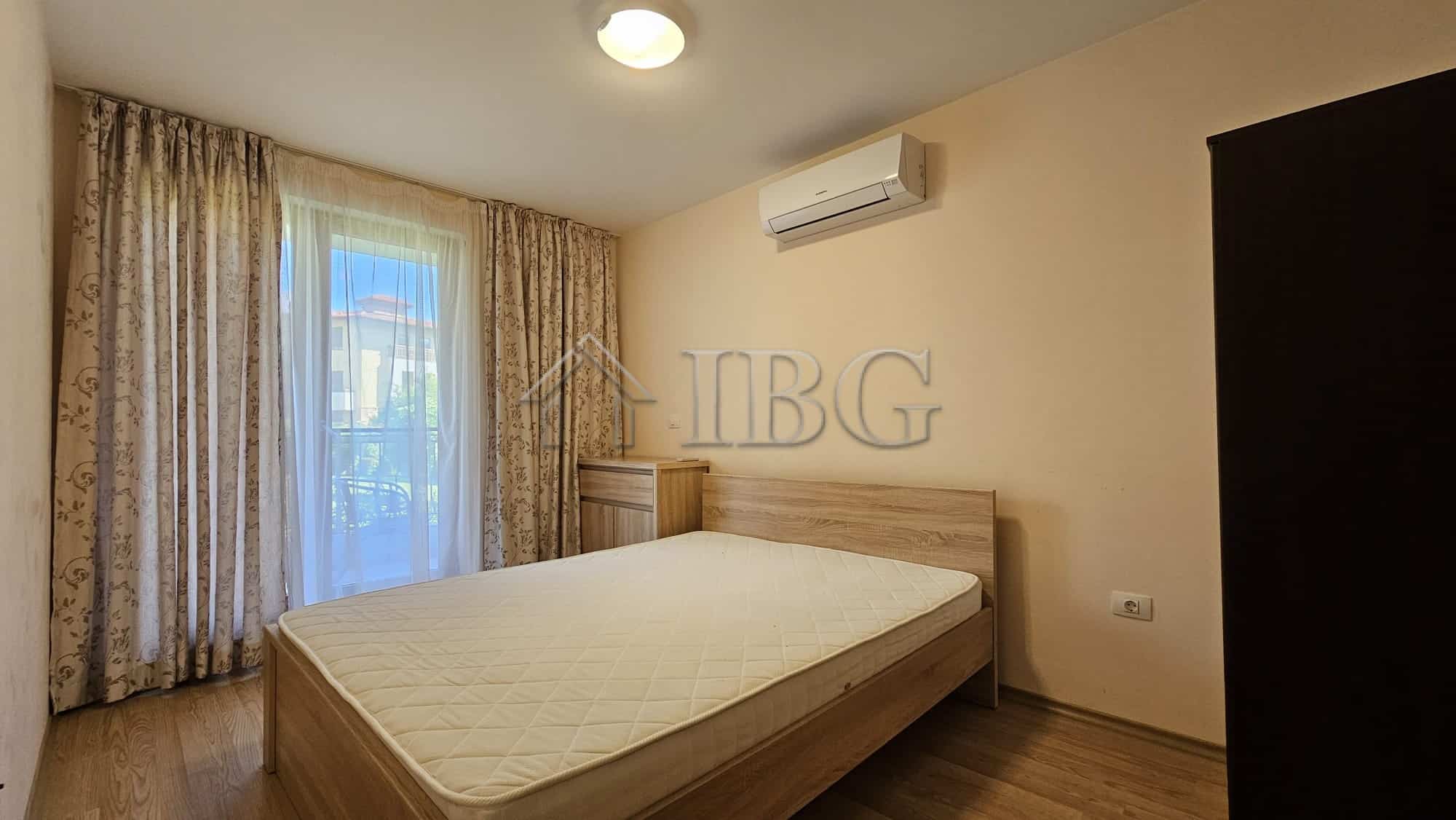 Comfortable 1-bedroom apartment overlooking a lush park in Sveti Vlas. Modern furnishings and bright.