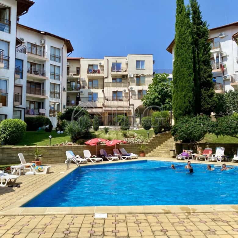 Pool view of a 1-bedroom apartment complex in Sveti Vlas, Dinevi Resort.