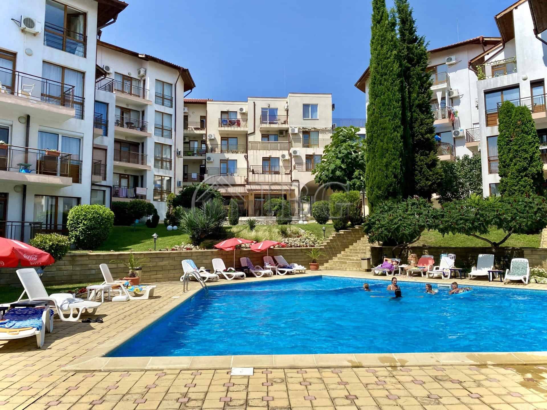 Pool view of a 1-bedroom apartment complex in Sveti Vlas, Dinevi Resort.