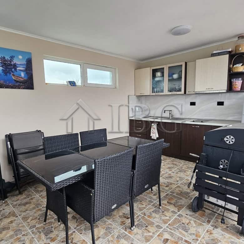 Spacious kitchen and dining area in a house with 3 bedrooms, large yard, and modern amenities near t.