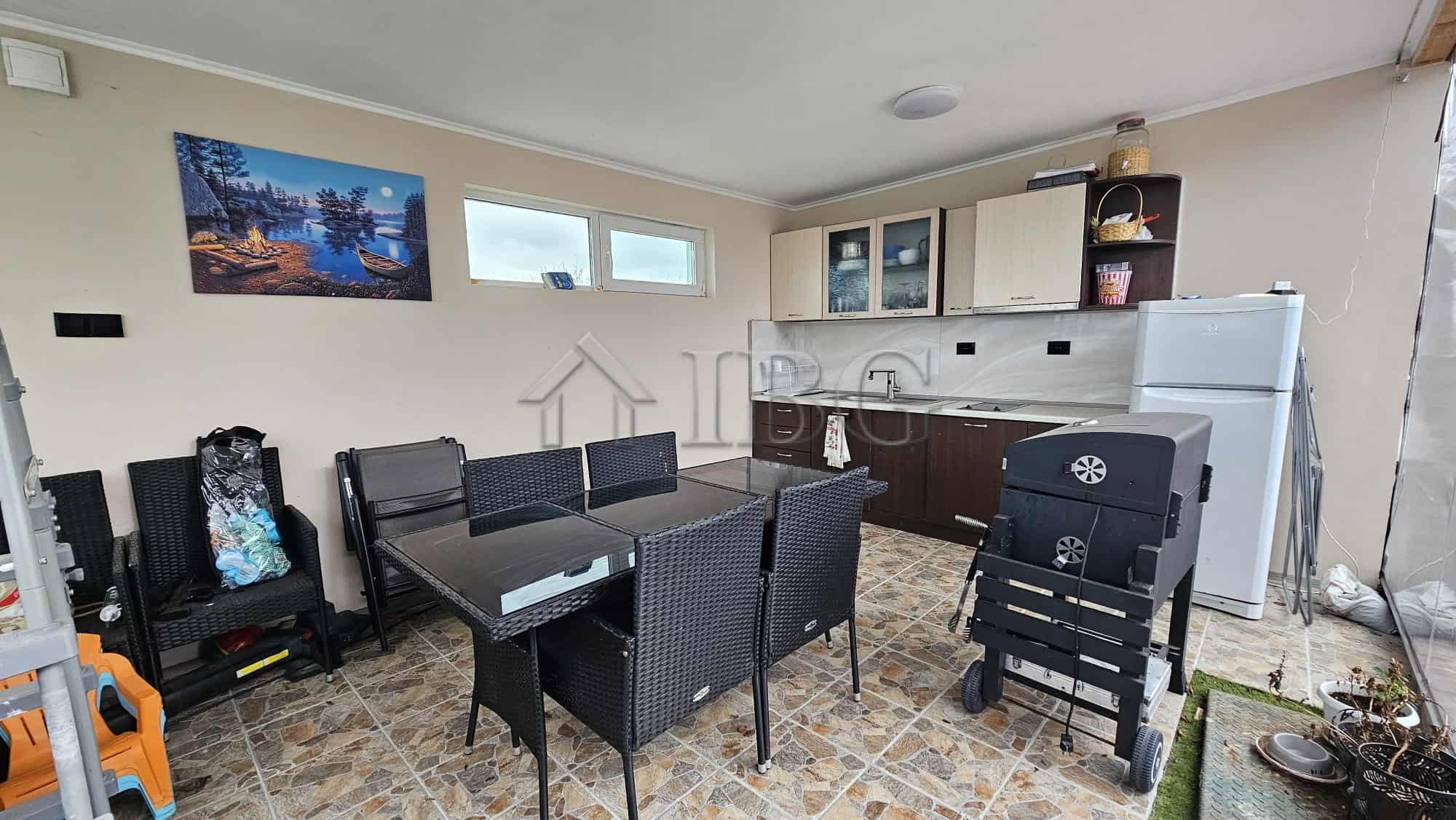 Spacious kitchen and dining area in a house with 3 bedrooms, large yard, and modern amenities near t.