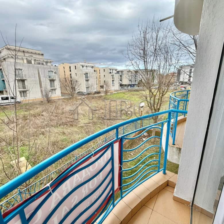 Comfortable 1-bedroom apartment with a private balcony overlooking a green area in Sunny Beach. Perf.