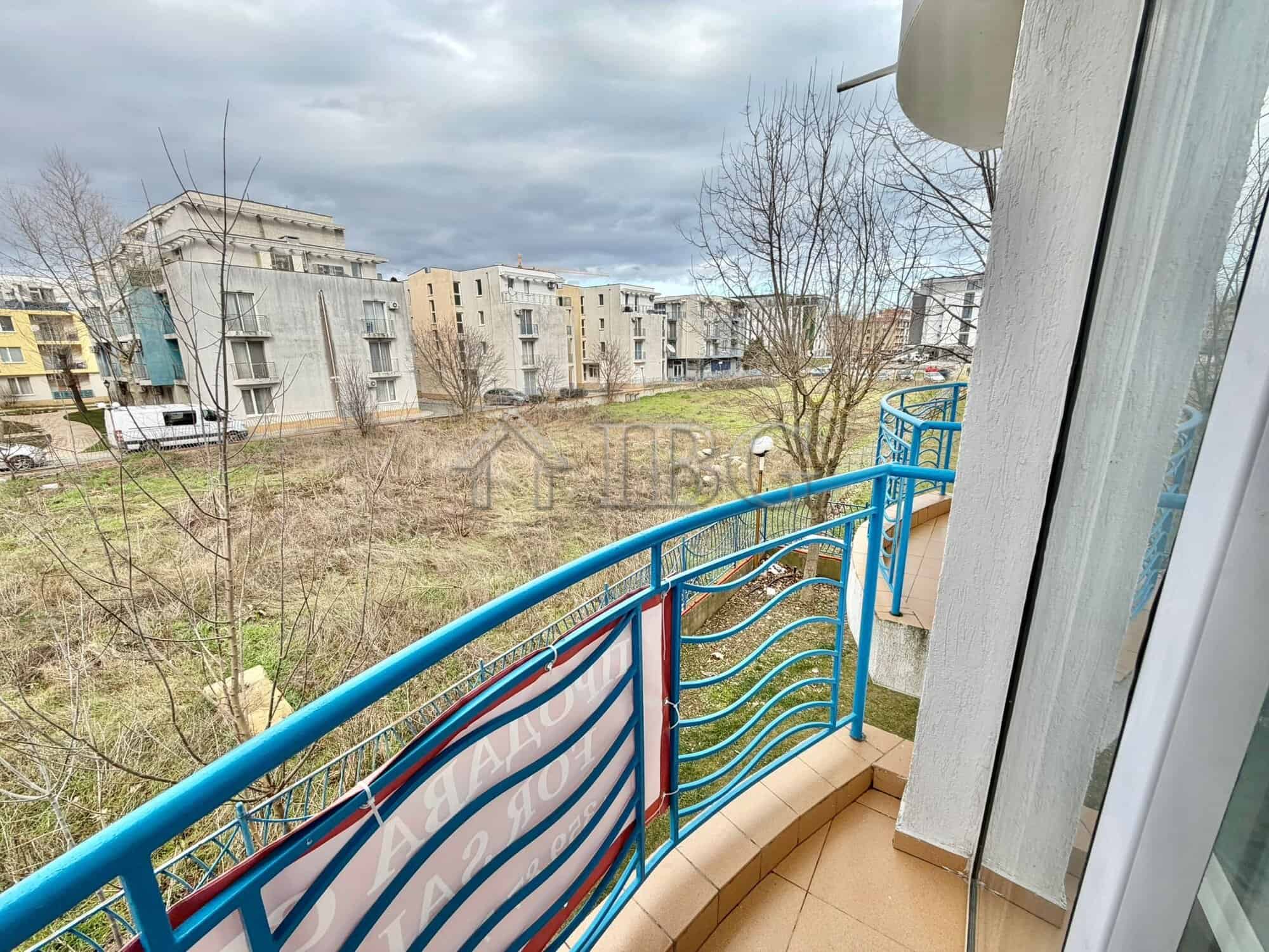 Comfortable 1-bedroom apartment with a private balcony overlooking a green area in Sunny Beach. Perf.