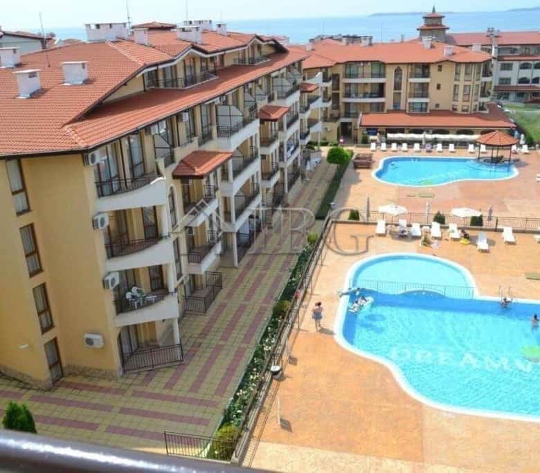 Bright 2-bedroom apartment in Sveti Vlas with access to swimming pools and outdoor amenities.
