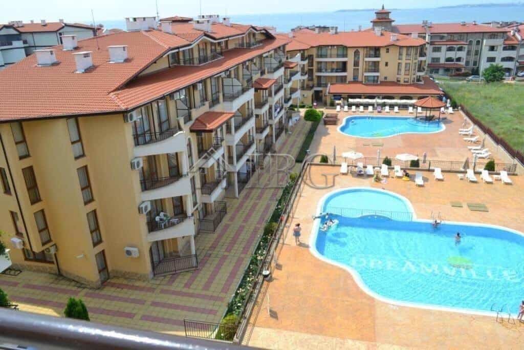 Bright 2-bedroom apartment in Sveti Vlas with access to swimming pools and outdoor amenities.