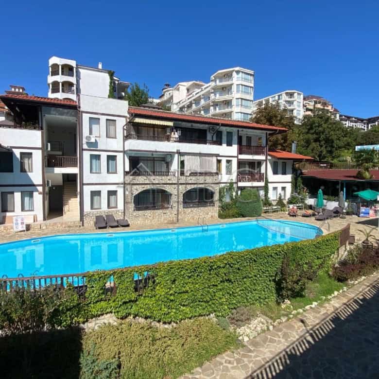 Pool view apartment in Sveti Vlas near Etara 1. Modern living space with access to a swimming pool a.