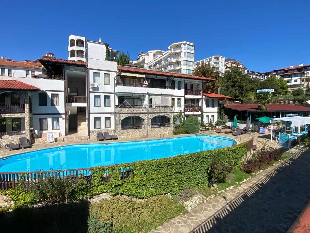 Pool view apartment in Sveti Vlas near Etara 1. Modern living space with access to a swimming pool a.