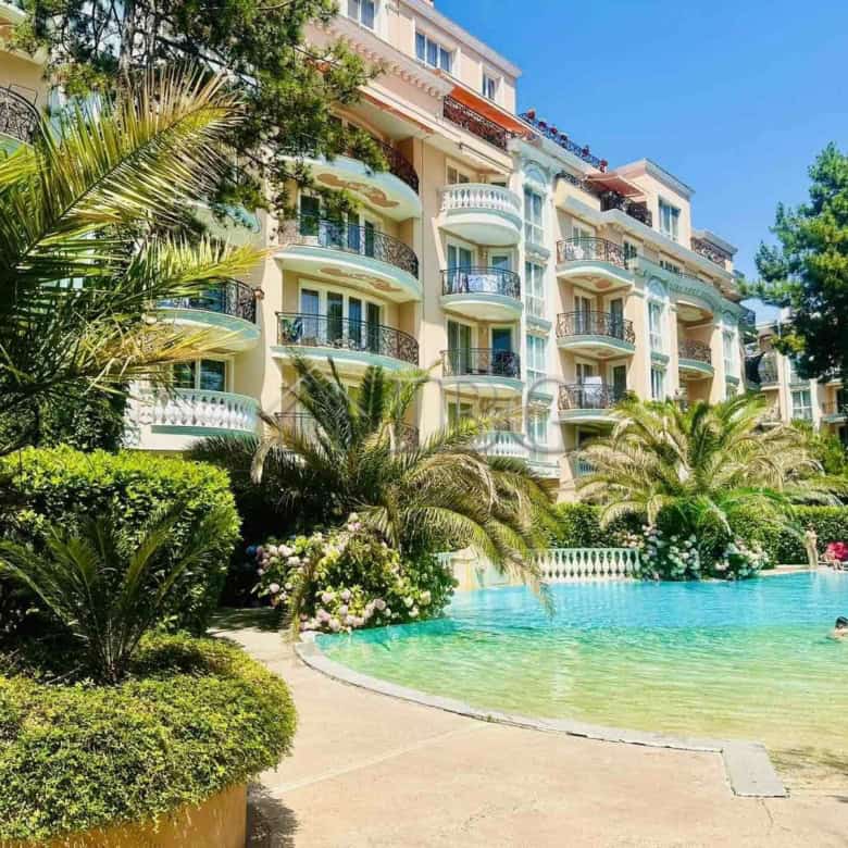 Apartment with own park space and pool in Venera Palace, Sunny Beach.
