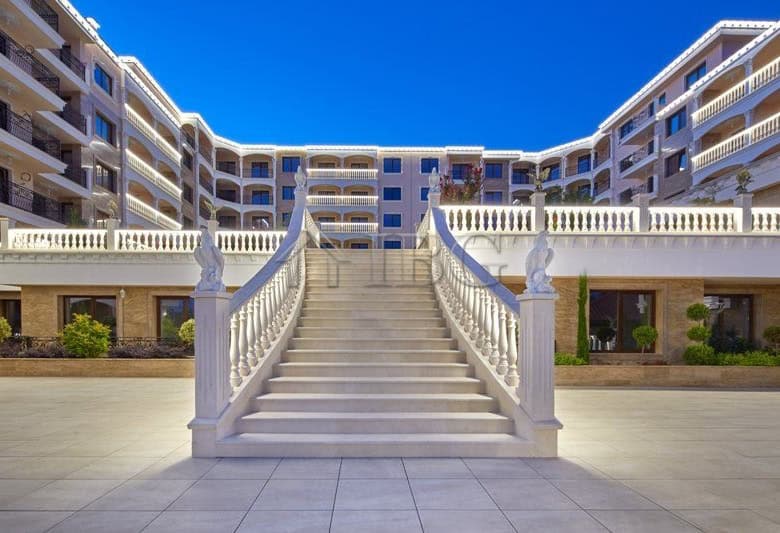 Modern 2-bedroom apartment with sea and pool views in Valencia Gardens, Nessebar.