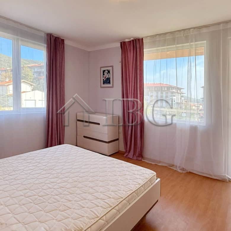 Bright apartment with sea views in Sveti Vlas, featuring spacious bedrooms and large windows.