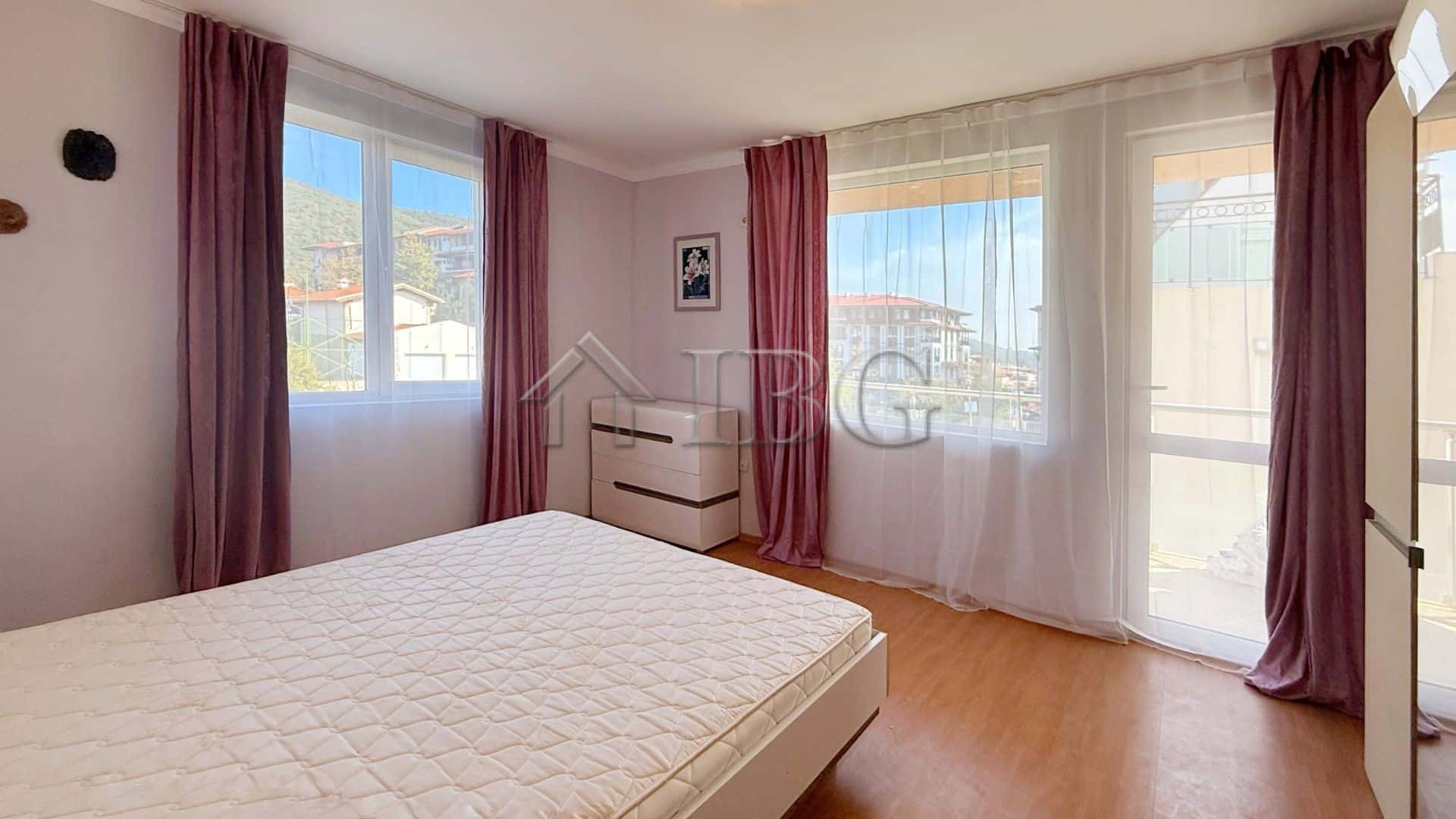 Bright apartment with sea views in Sveti Vlas, featuring spacious bedrooms and large windows.