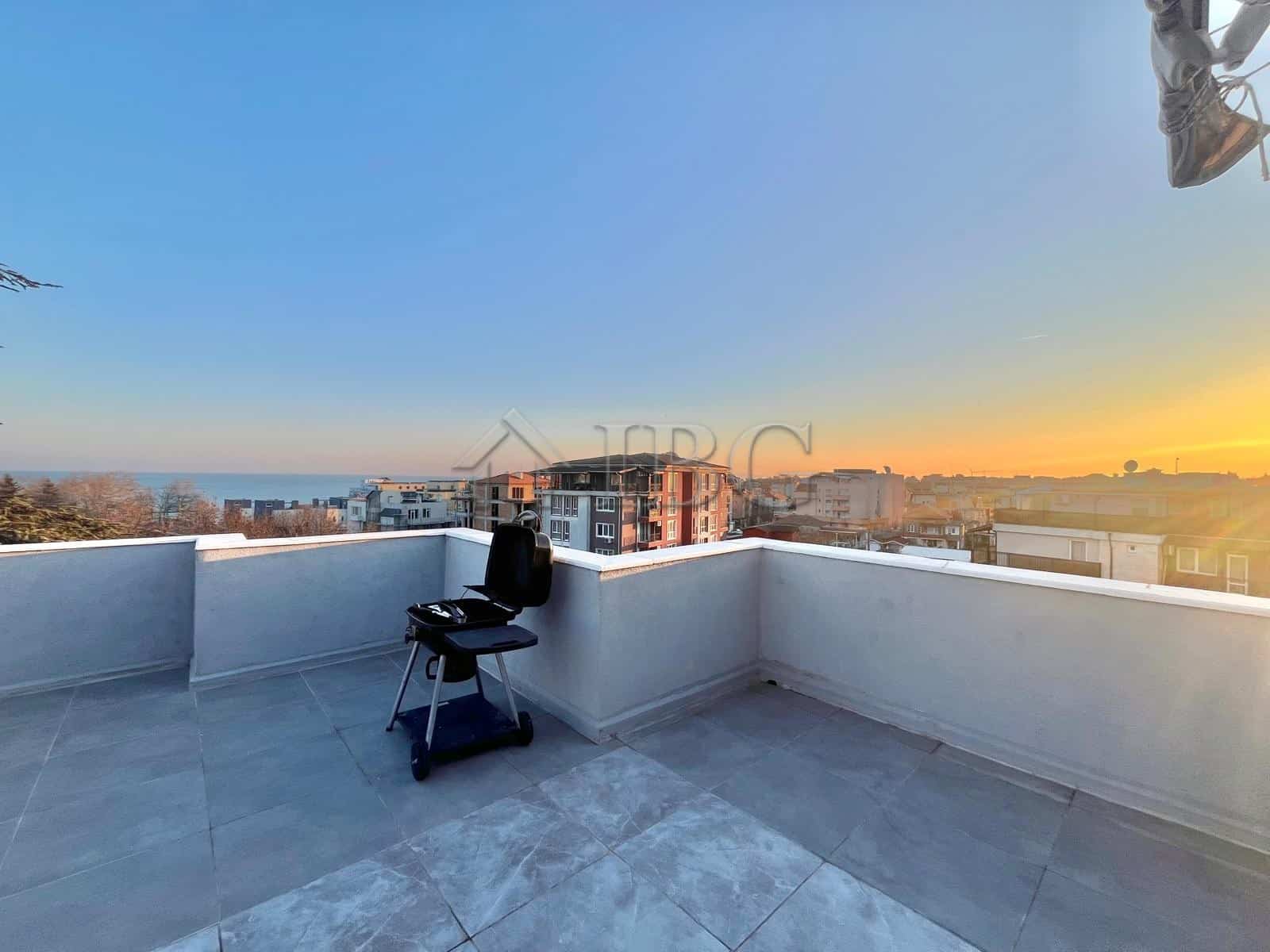 Terrace with sea view and outdoor seating in Ravda apartment.