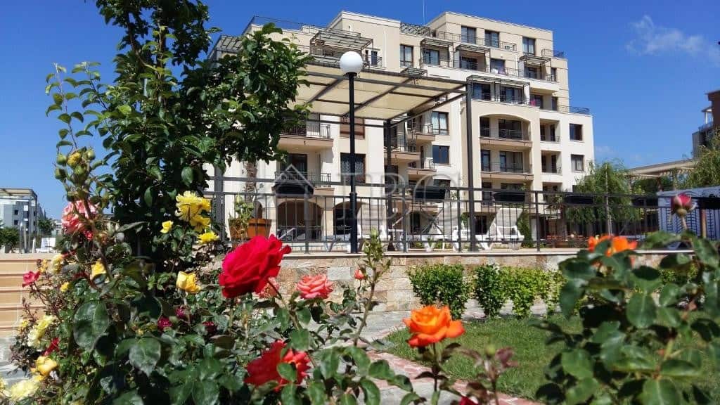 Cozy furnished one-bedroom apartment in Sorento Sole Mare, Sveti Vlas, with modern amenities and sce.
