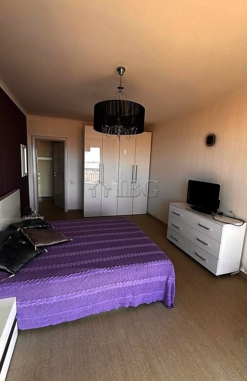 Bright apartment with sea and pool views in Sveti Vlas, featuring 3 bedrooms and 2 bathrooms. Perfec.