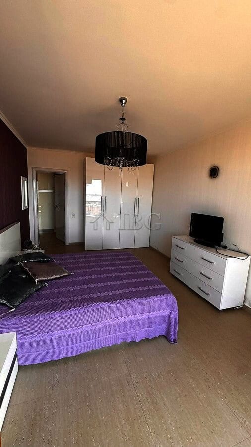 Bright apartment with sea and pool views in Sveti Vlas, featuring 3 bedrooms and 2 bathrooms. Perfec.