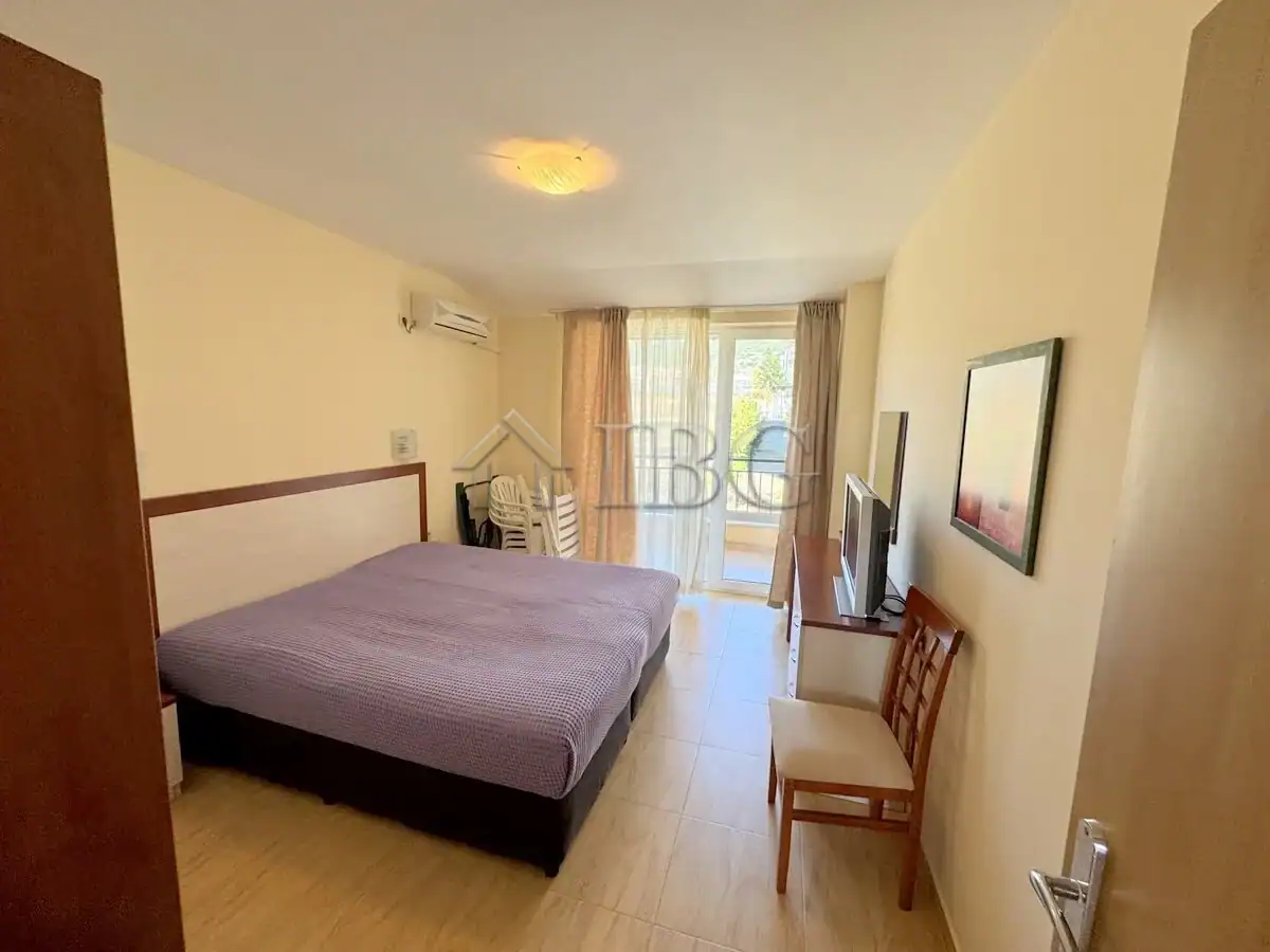 Bright 2-bedroom apartment in Sveti Vlas with balcony and sea views, fully furnished.