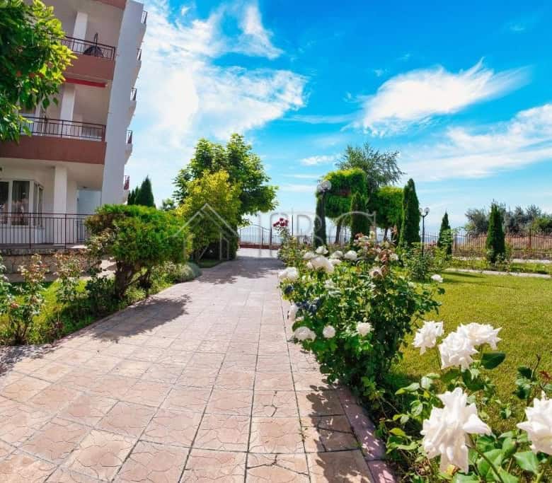 Bright one-bedroom apartment with pool access and stunning sea views in Riviera Fort Beach, Ravda.