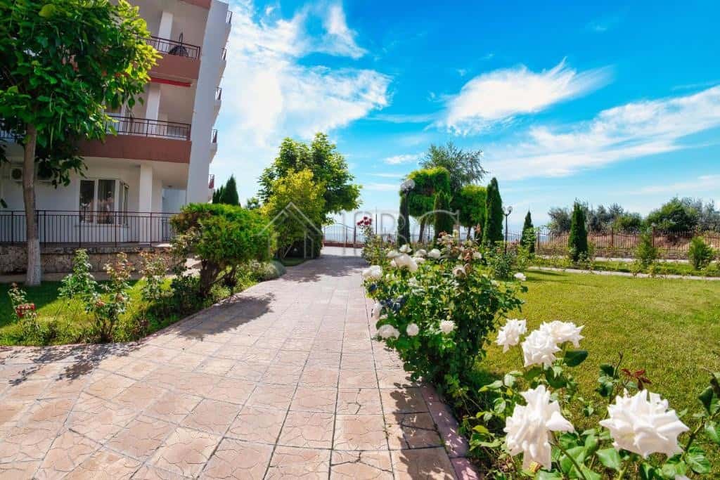 Bright one-bedroom apartment with pool access and stunning sea views in Riviera Fort Beach, Ravda.