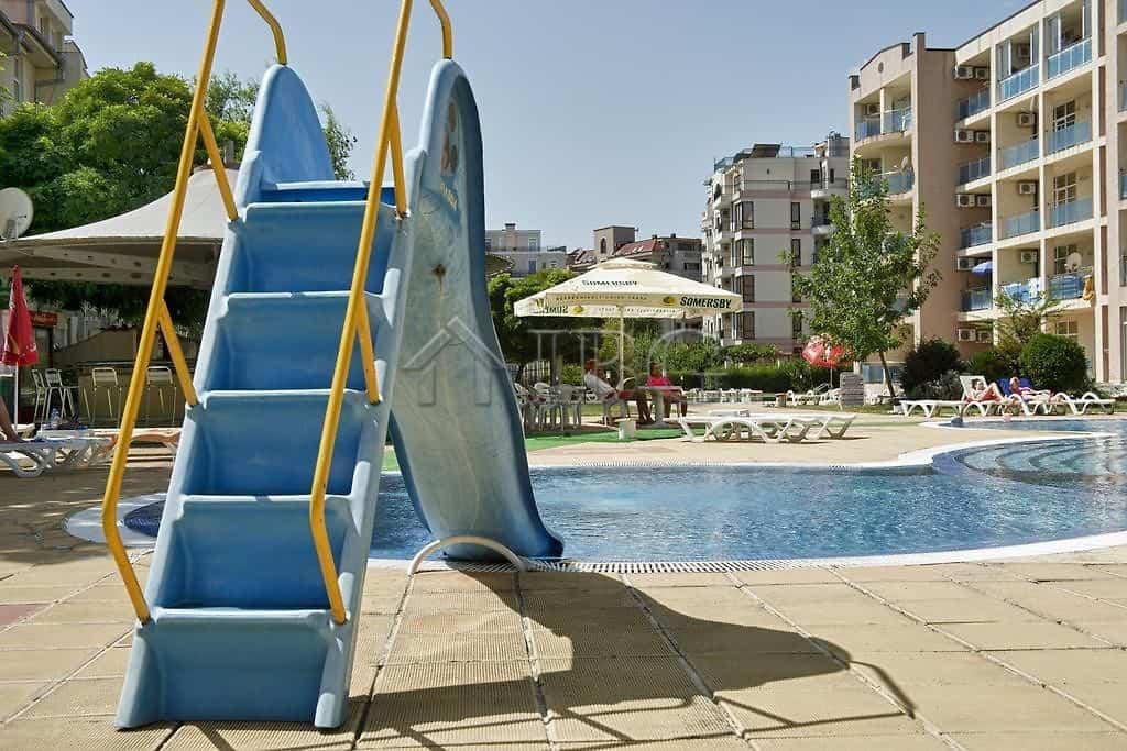 Bright 1-bedroom apartment in Semiramida Gardens, Sunny Beach, with pool access and outdoor amenitie.