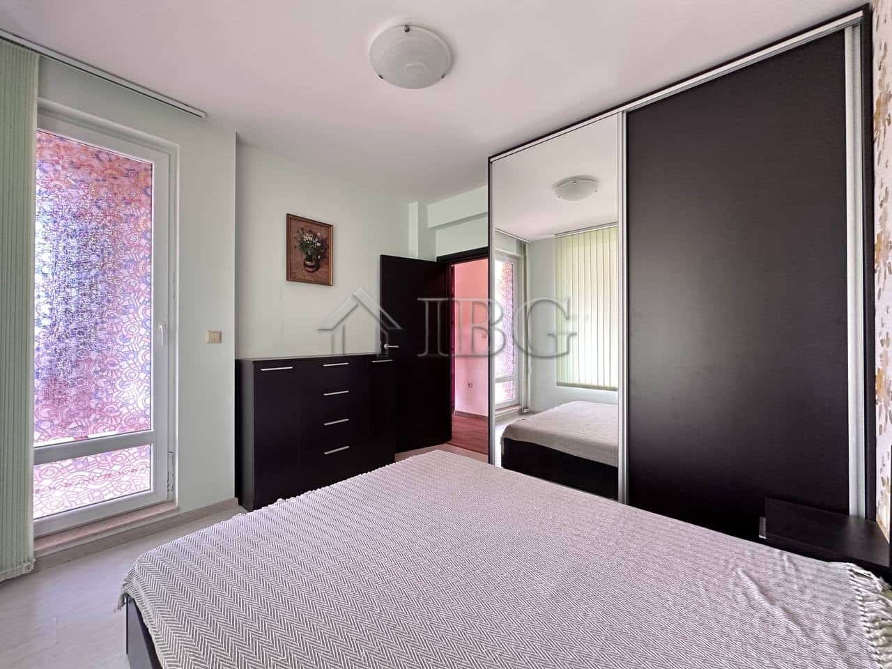 Bright 1-bedroom apartment with modern furnishings in Ravda residential complex.