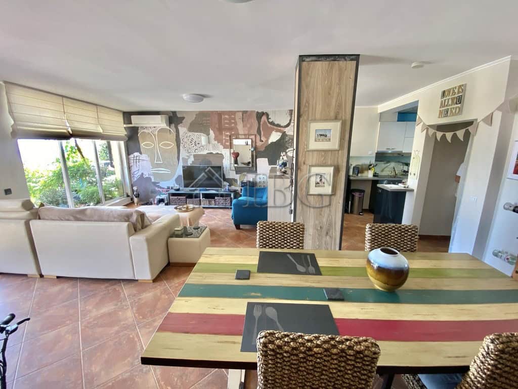 Sea view apartment with 3 bedrooms and 2 bathrooms in Sveti Vlas, no maintenance fee.