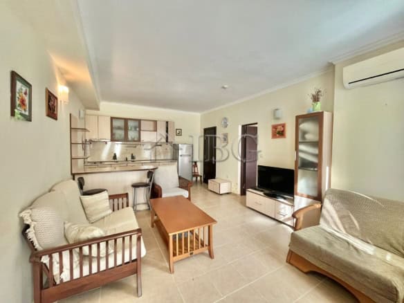 Bright 1-bedroom apartment overlooking the pool in Saint George Palace, Sveti Vlas. Perfect for rela.