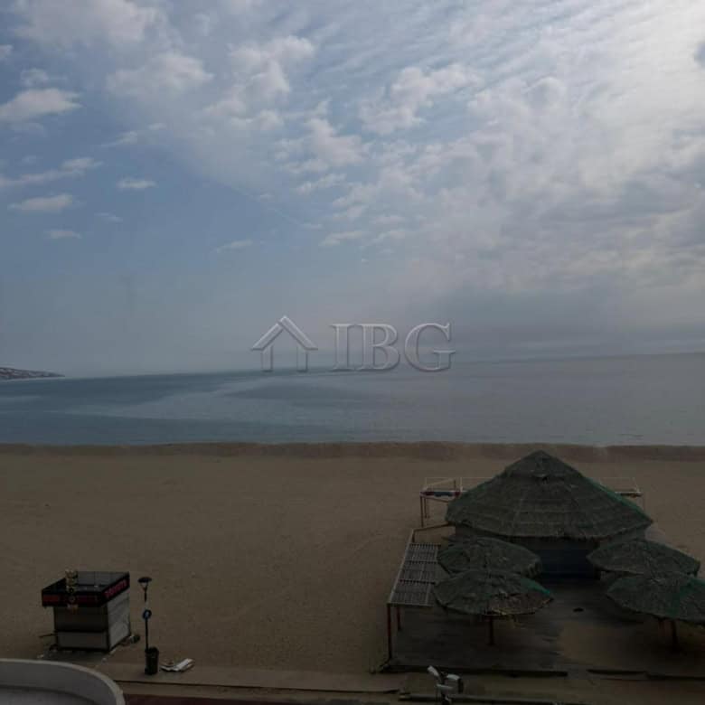 Seaside apartment with stunning ocean views in Summer building, perfect for a relaxing holiday.