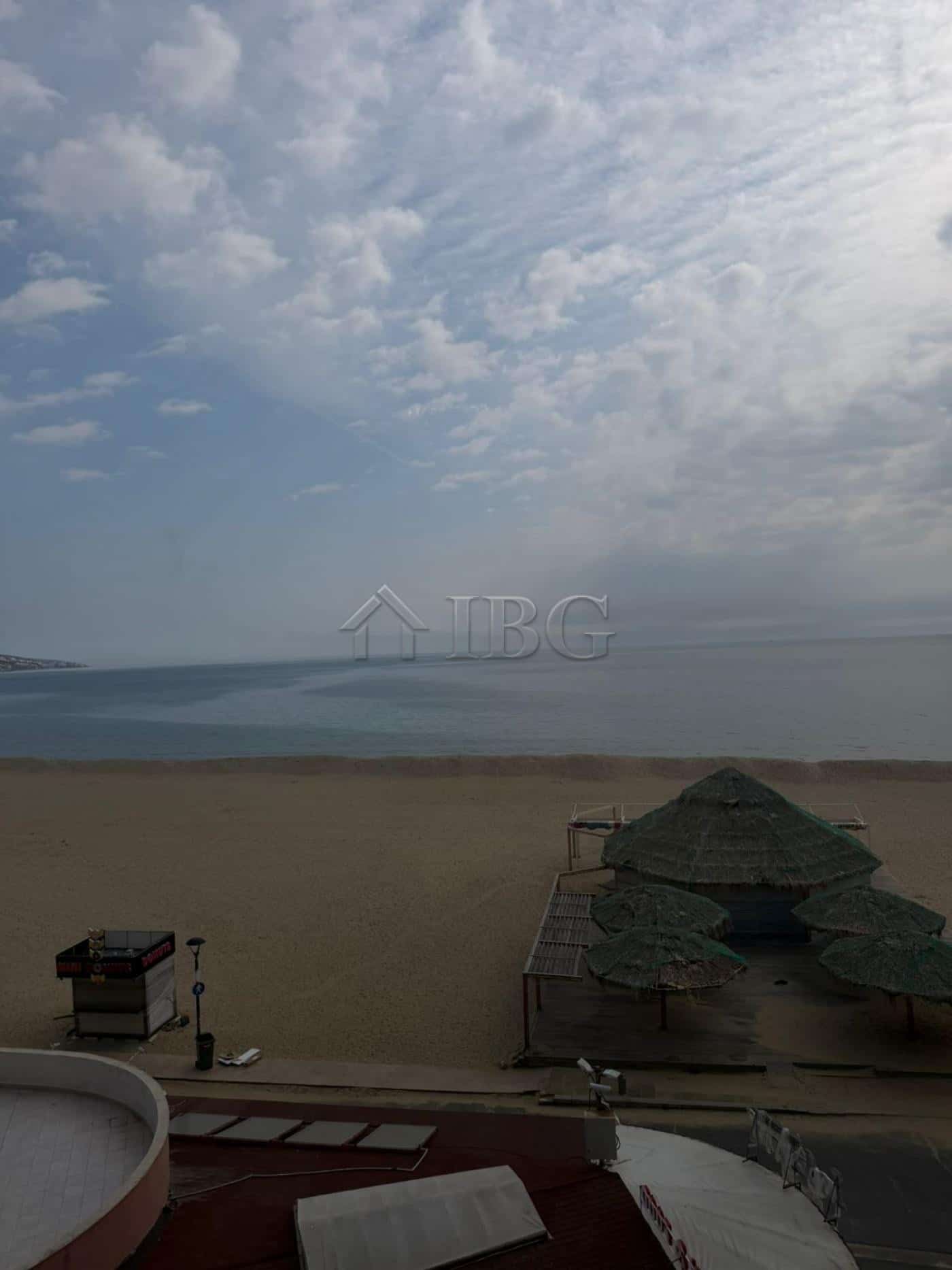 Seaside apartment with stunning ocean views in Summer building, perfect for a relaxing holiday.