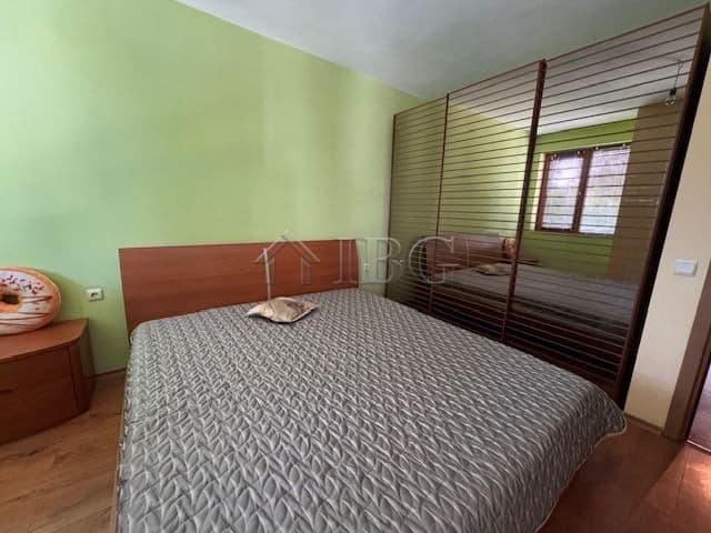 Bright 1-bedroom apartment with modern furnishings in Burgas' Vazrazhdane area. Perfect for comforta.