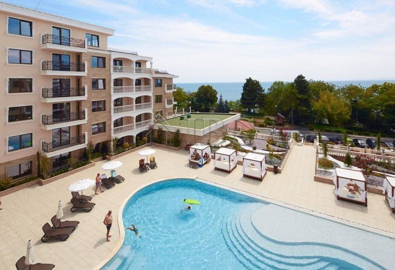 Bright one-bedroom apartment in Valencia Gardens, Nessebar, with access to a swimming pool and sceni.