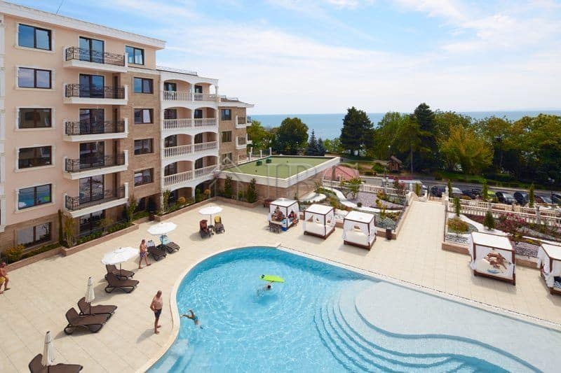 Bright one-bedroom apartment in Valencia Gardens, Nessebar, with access to a swimming pool and sceni.