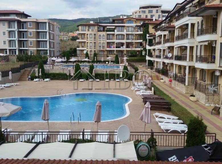 Bright 2-bedroom apartment in Sveti Vlas with pool access and scenic mountain surroundings.