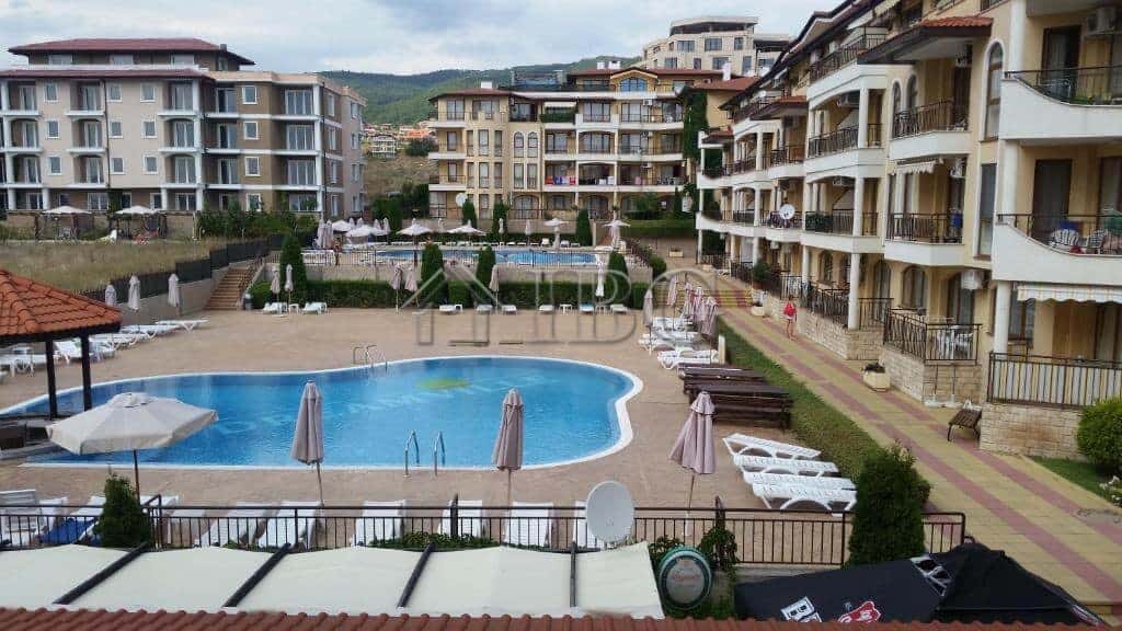 Bright 2-bedroom apartment in Sveti Vlas with pool access and scenic mountain surroundings.