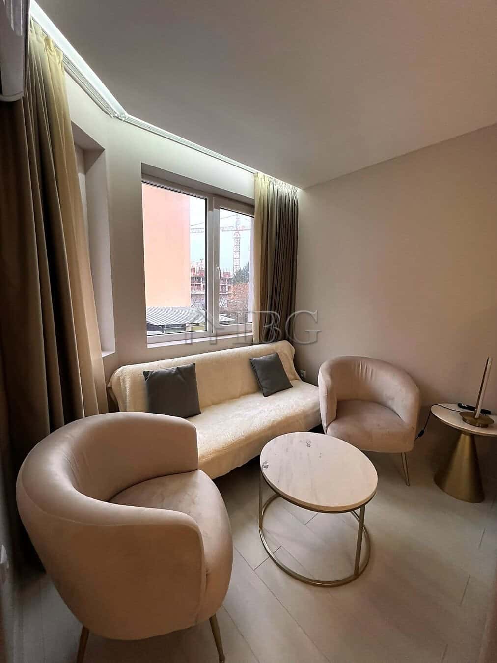 Cozy furnished studio with balcony and large window in a new complex at Sunny Beach. Bright, stylish.