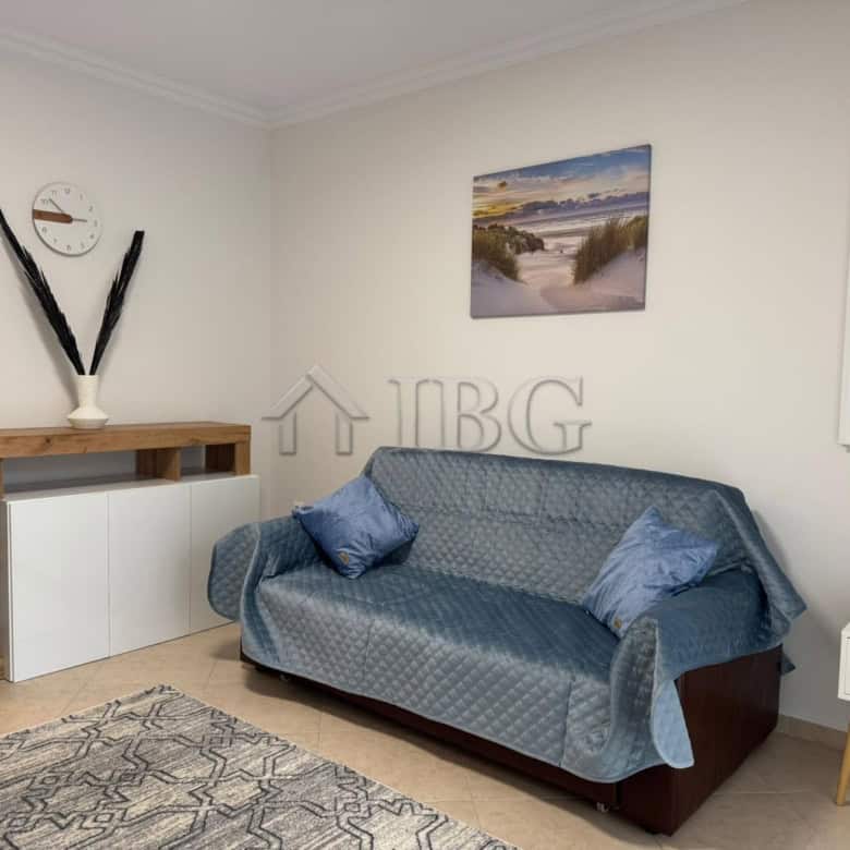 Bright studio apartment with balcony overlooking lush green yard in Cascadas Complex. Perfect for co.