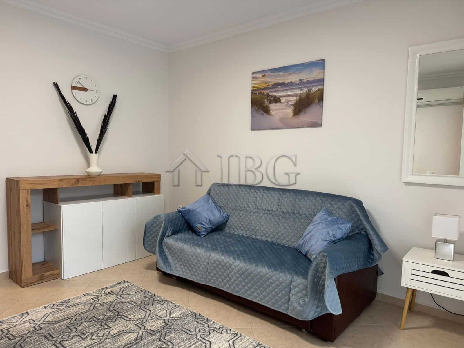 Bright studio apartment with balcony overlooking lush green yard in Cascadas Complex. Perfect for co.
