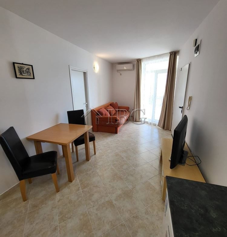 Apartment with garden access in Sunset Kosharitsa, featuring a living area, dining space, and modern.