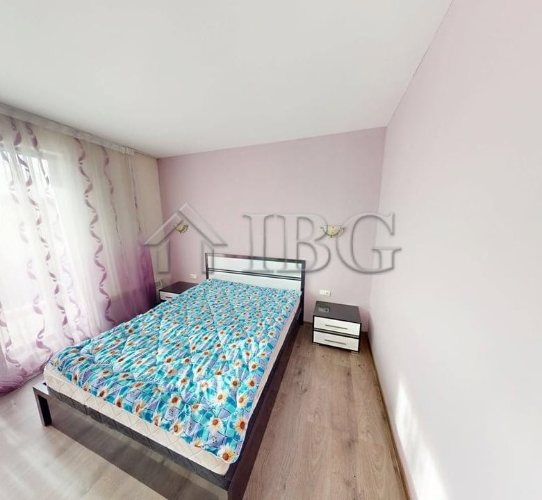 Bright bedroom with pool view, one-bedroom apartment with two bathrooms at Amber Beach Complex, Sunn.