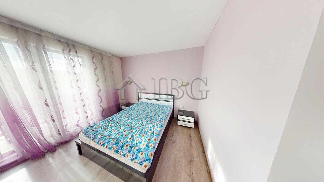Bright bedroom with pool view, one-bedroom apartment with two bathrooms at Amber Beach Complex, Sunn.