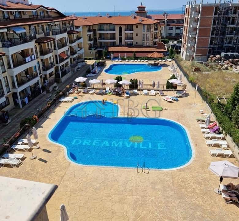 Modern apartment with pool view in Aqua Dreams, Sveti Vlas. Perfect for relaxing holidays or investm.