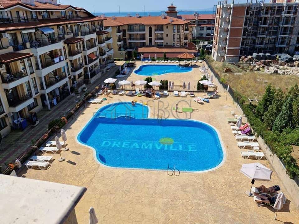 Modern apartment with pool view in Aqua Dreams, Sveti Vlas. Perfect for relaxing holidays or investm.