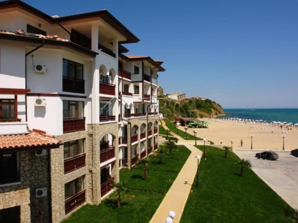 Bright studio apartment close to the beach and marina in Sveti Vlas, offering stunning sea views and.