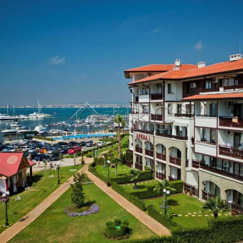 Bright studio apartment near the beach and marina in Sveti Vlas. Perfect for holiday or investment w.