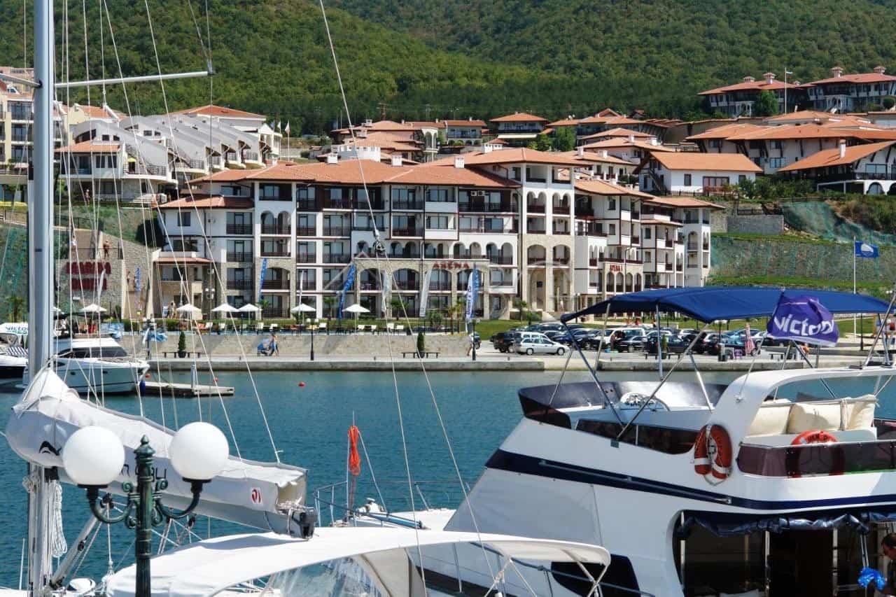 Bright studio apartment near the beach and marina in Sveti Vlas, perfect for seaside living or inves.