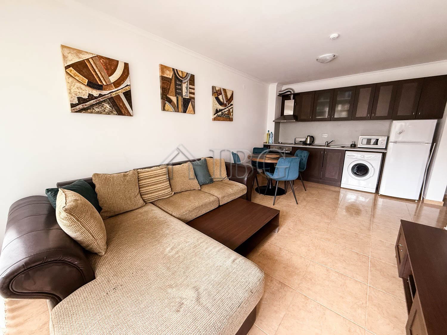 Bright furnished one-bedroom apartment in Sveti Vlas, close to the sea with modern amenities and sty.