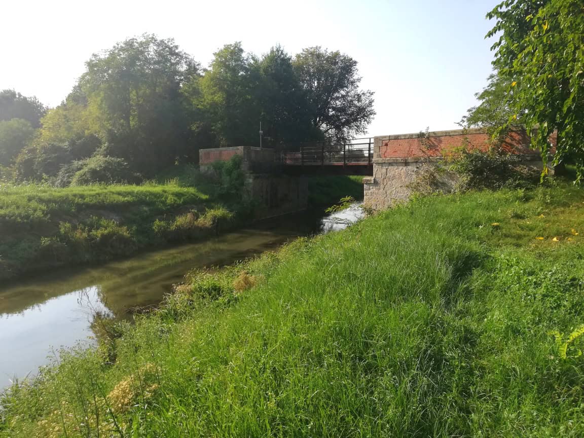 Plot of land for sale in Silvelle di Trebaseleghe, Veneto, Italy, with greenery and waterway.